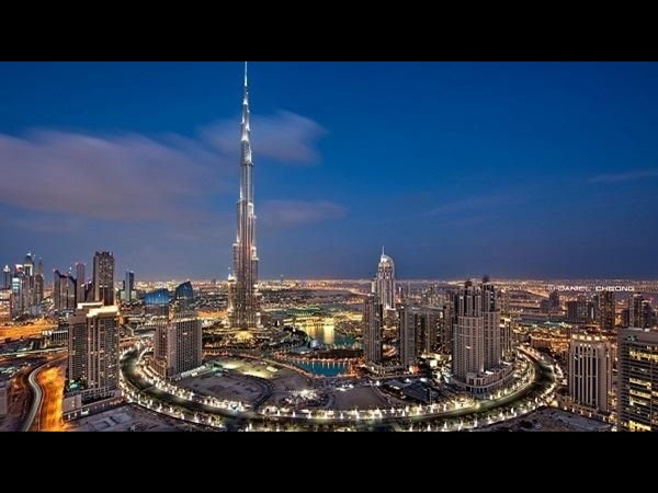 دبي تتقدم مجددًا بأغلى زجاجة مياة في العالم على شكل برج خليفة